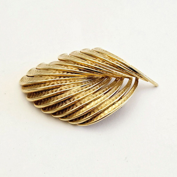 Vintage Feather Brooch Goldtone Hammered Metal Leaf Pin Modernist Retro Classic - Picture 5 of 9